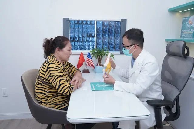 Bác sĩ xương khớp uy tín chữa tràn dịch khớp gối bằng ngải cứu